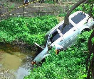 Mobil nyungsep kr rawa-rawa di Jalan Lintas Bulian-Tembesi